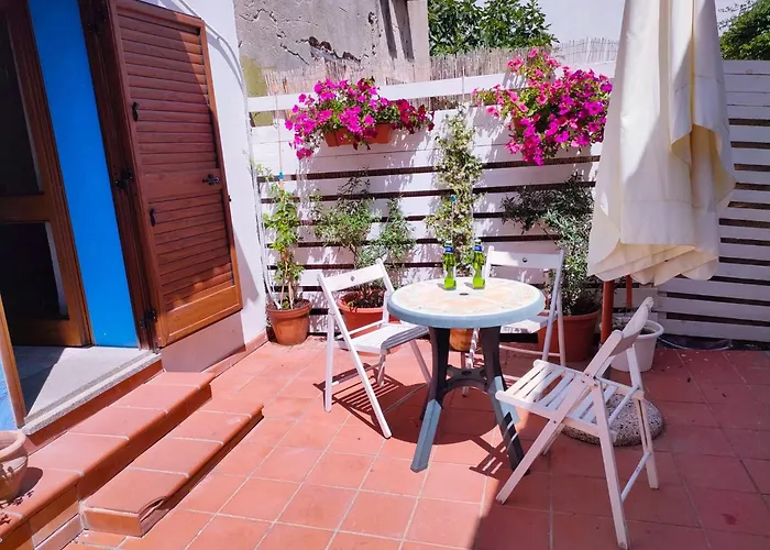 Nel Cortile Della Casa Di Carta, Due Singole Unita