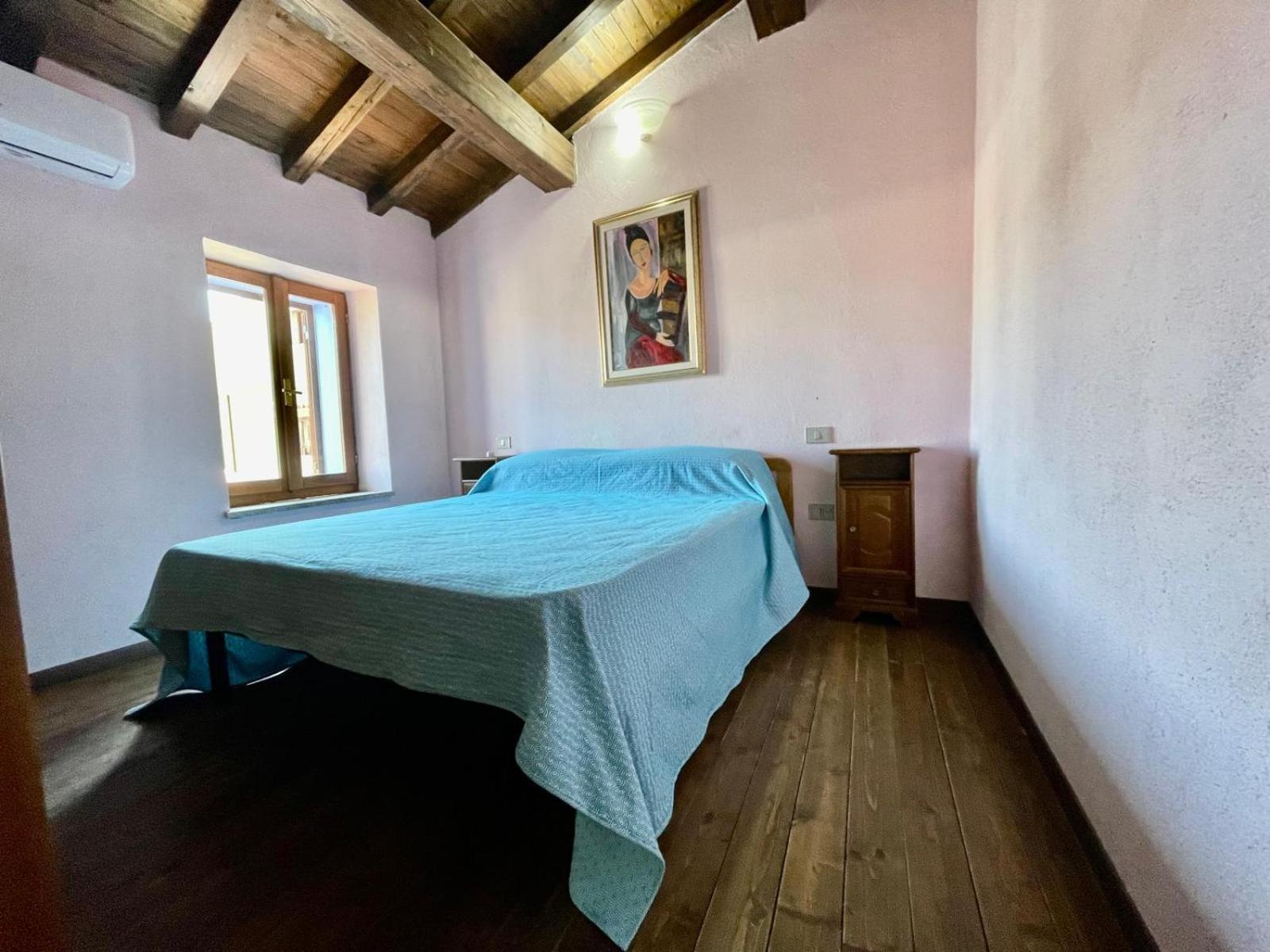 Nel Cortile Della Casa Di Carta, Due Singole Unita * Torpe