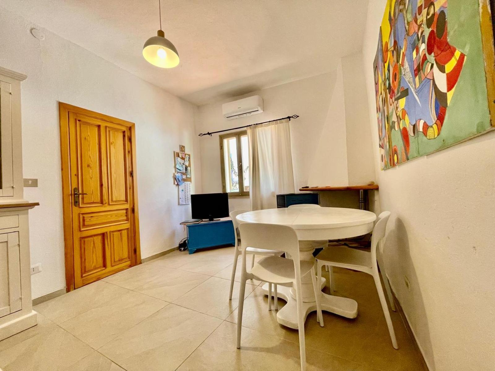 Nel Cortile Della Casa Di Carta, Due Singole Unita *